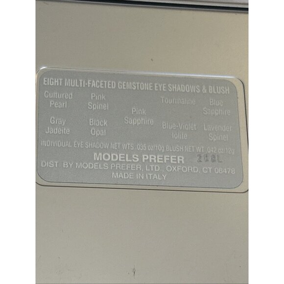 Models prefer Eight multi-faceted gemstone eye shadows & blush blue & browns - Picture 15 of 15